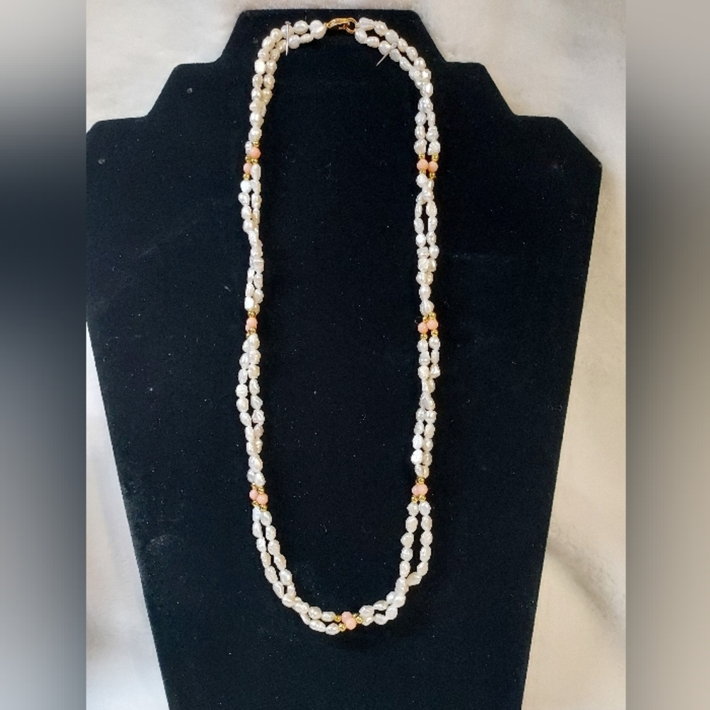 Elegant Pearl and Gold Tone Vintage Necklace